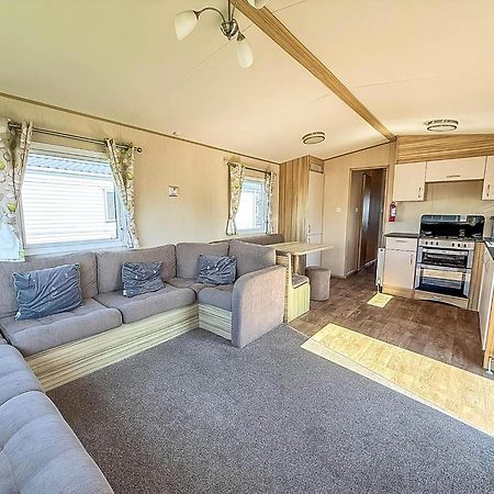 6 Berth Caravan For Hire With Wifi At Seawick Holiday Park In Essex Ref 27025Hv クラクトン・オン・シー エクステリア 写真