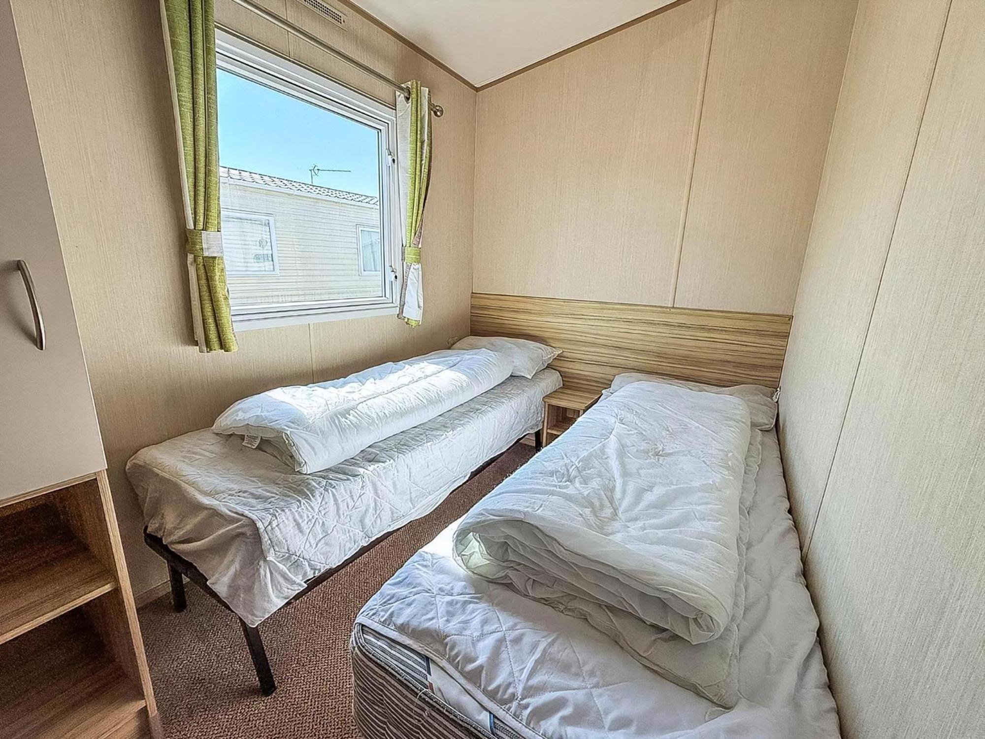 6 Berth Caravan For Hire With Wifi At Seawick Holiday Park In Essex Ref 27025Hv クラクトン・オン・シー エクステリア 写真