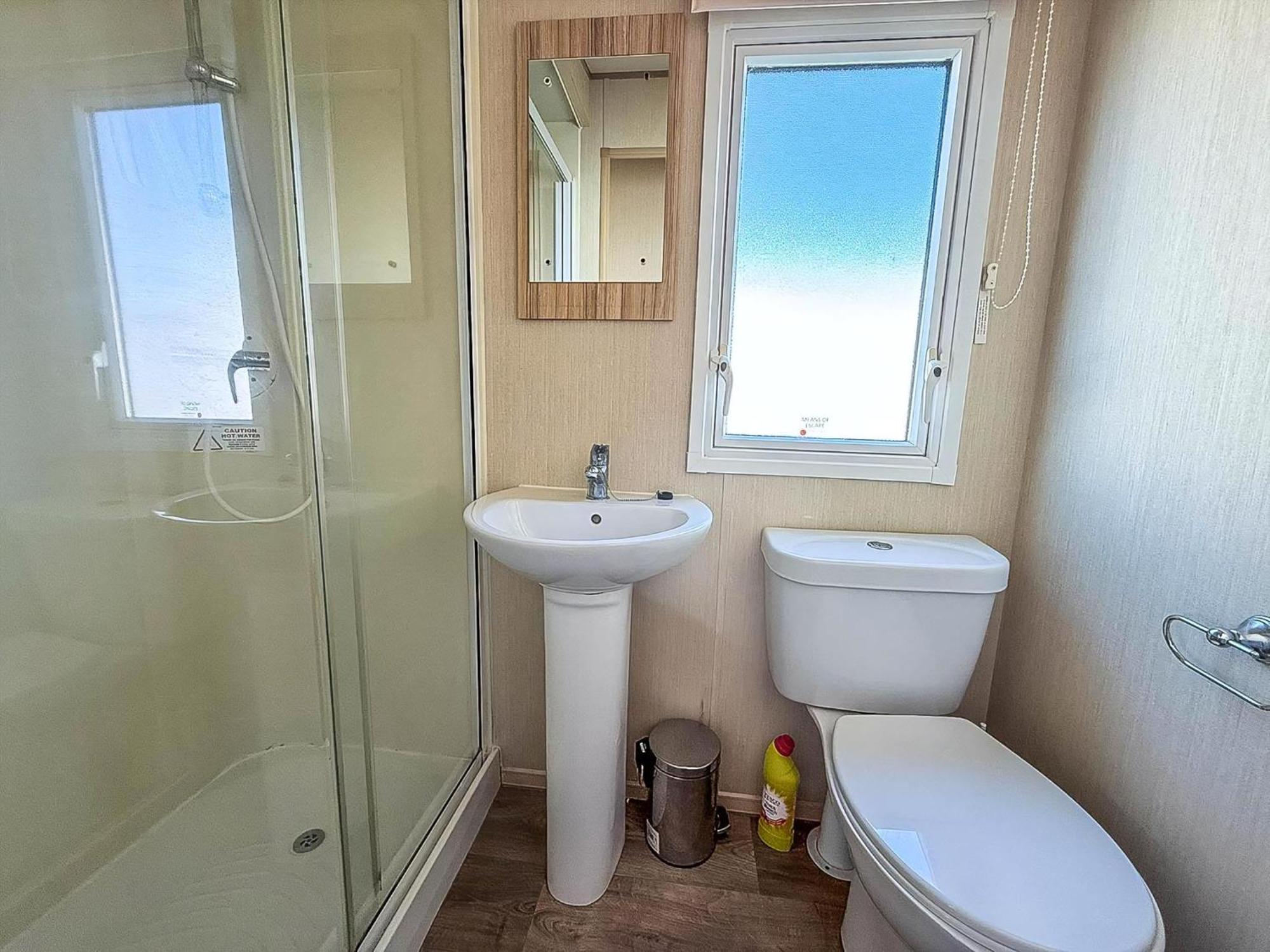 6 Berth Caravan For Hire With Wifi At Seawick Holiday Park In Essex Ref 27025Hv クラクトン・オン・シー エクステリア 写真