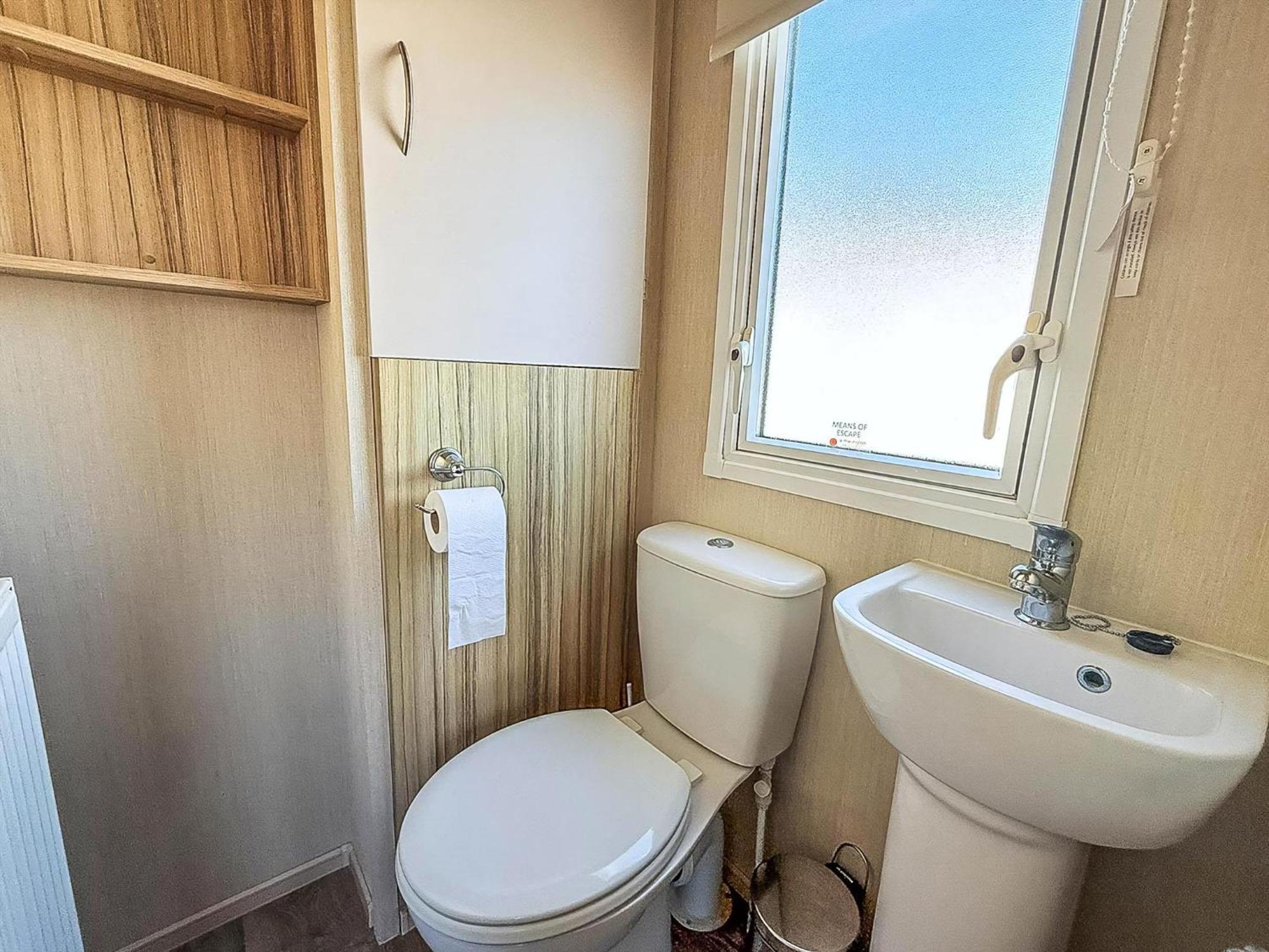 6 Berth Caravan For Hire With Wifi At Seawick Holiday Park In Essex Ref 27025Hv クラクトン・オン・シー エクステリア 写真
