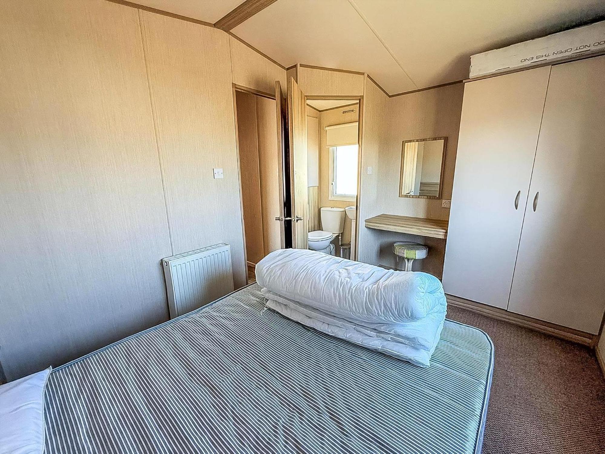 6 Berth Caravan For Hire With Wifi At Seawick Holiday Park In Essex Ref 27025Hv クラクトン・オン・シー エクステリア 写真