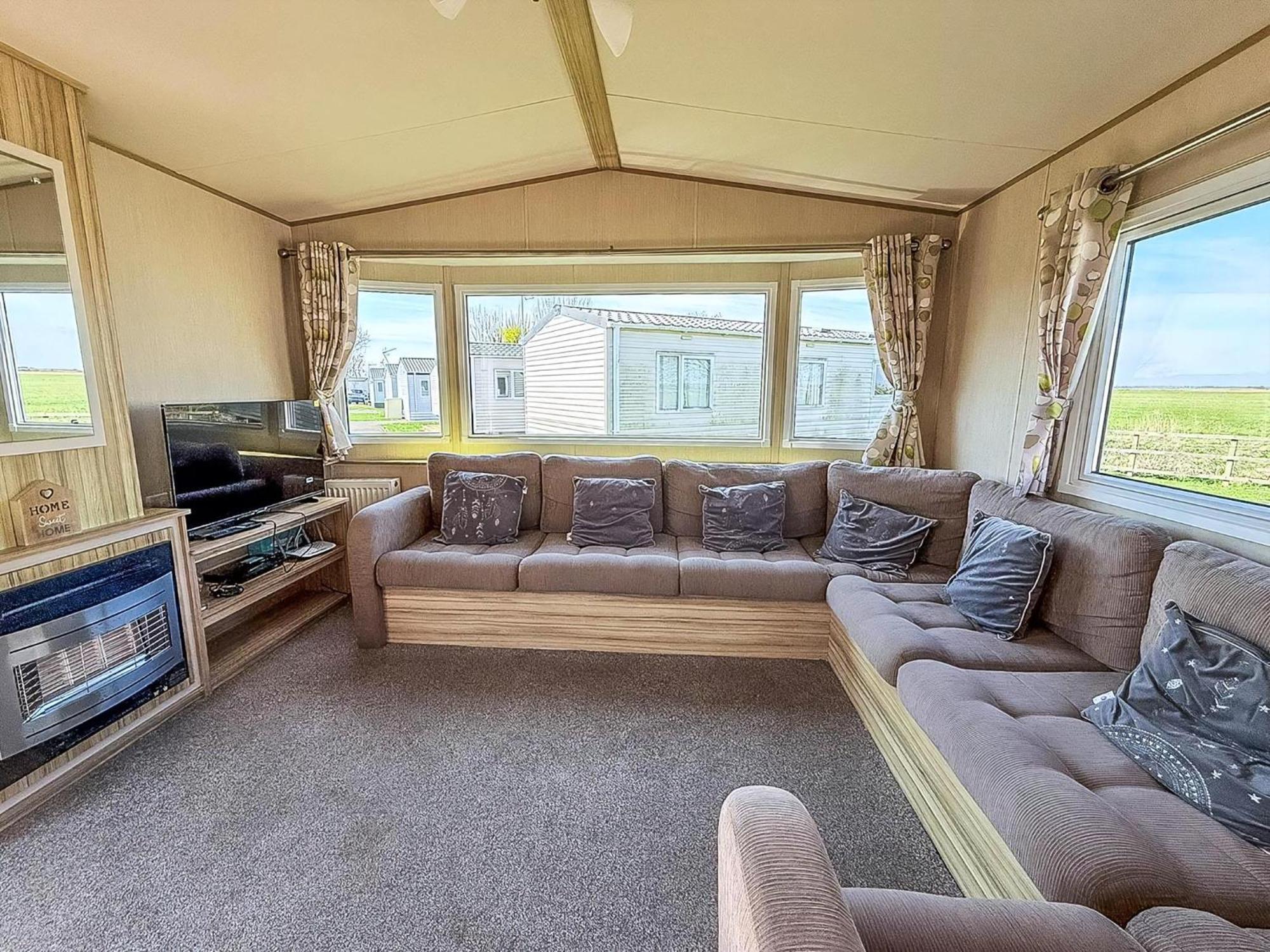 6 Berth Caravan For Hire With Wifi At Seawick Holiday Park In Essex Ref 27025Hv クラクトン・オン・シー エクステリア 写真