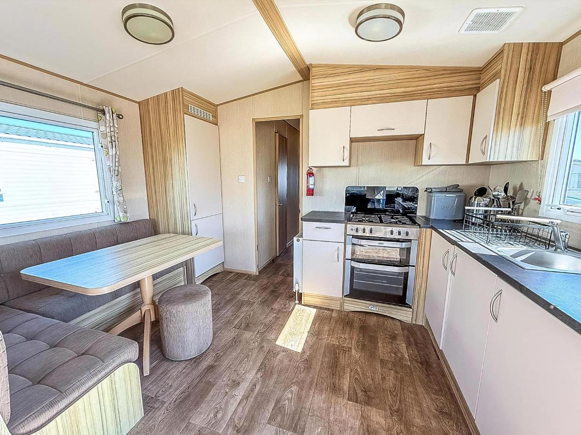 6 Berth Caravan For Hire With Wifi At Seawick Holiday Park In Essex Ref 27025Hv クラクトン・オン・シー エクステリア 写真